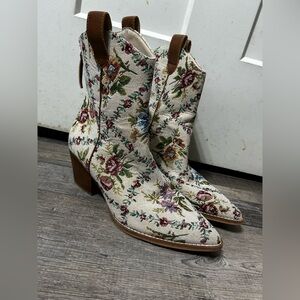 Oasis Society Altr’d State Floral Rose Tapestry Patterned Heeled Boots